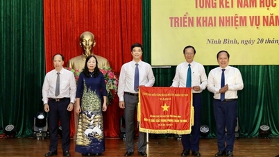 Ninh Binh Education Sector Receives Emulation Flag from the Government