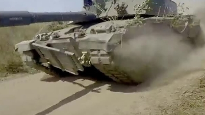 ウクライナ軍兵士がチャレンジャー2戦車に自家製装甲を装着