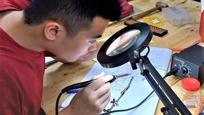 Học sinh và thầy giáo nghiên cứu “thiết bị cảnh báo học sinh ngủ quên trong ô-tô”
