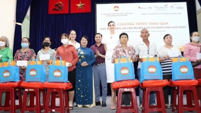 TP.HCM trao tặng hàng trăm phần quà cho các gia đình khó khăn