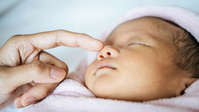 Dùng nước muối sinh lý rửa mũi trẻ đúng cách
