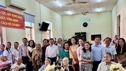 ទិវាចងចាំសម្រាប់សិល្បករជើងចាស់នៅមជ្ឈមណ្ឌលគិលានុបដ្ឋាយិកា Thi Nghe