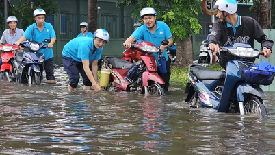 Inondations profondes dans le parc industriel de Giao Long (Ben Tre) : de nombreux ouvriers pataugent dans l'eau pour aller travailler