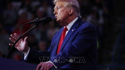 Ông Trump chật vật trong cuộc chiến trở thành tâm điểm truyền thông với bà Harris