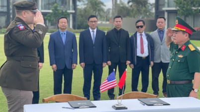Handing over 2 coffins containing the remains of US soldiers