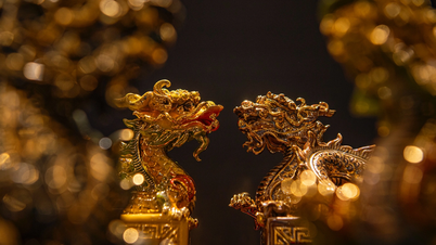 Admire the gold-painted ceramic version of the 'Emperor's Treasure' seal in Bat Trang