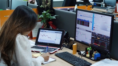 Business leaders and major shareholders dump stocks after period of high stock prices
