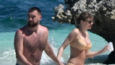 Taylor Swift khoe dáng với bikini, hôn đắm đuối bạn trai