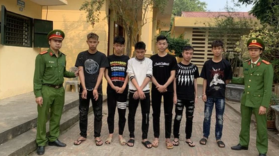 무기를 사용해 지나가는 사람들을 쫓아가 ​​베는 청년 집단을 구금했습니다.