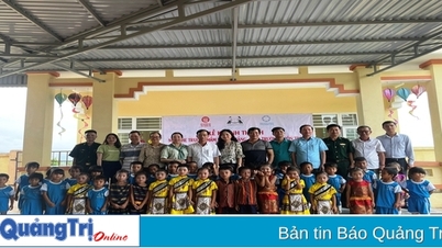 Bàn giao mái che cho các điểm trường mầm non ở huyện Hướng Hoá