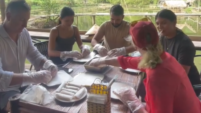 ភ្ញៀវ​ទេសចរ​បស្ចិម​ប្រទេស​ធ្វើ​ម្ហូប​វៀតណាម​ជា​លើក​ដំបូង​រីករាយ​នឹង​ការ​រៀន​រុំ​រដូវ​ផ្ការីក​នៅ Ninh Binh