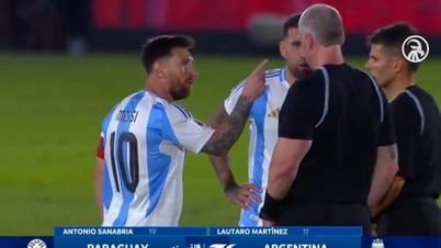 Lionel Messi ចង្អុលដៃទៅអាជ្ញាកណ្តាល ហើយជេរគាត់ក្នុងការប្រកួតដ៏អាក្រក់មួយ។