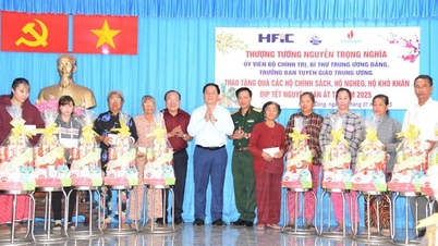 Trưởng Ban Tuyên giáo Trung ương tặng quà cho gia đình chính sách, hộ nghèo tại Tiền Giang