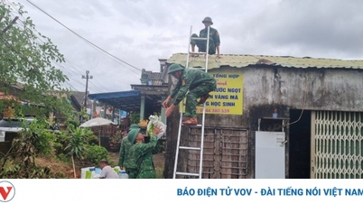 ទាហានជួយមនុស្សទប់ទល់នឹងព្យុះ