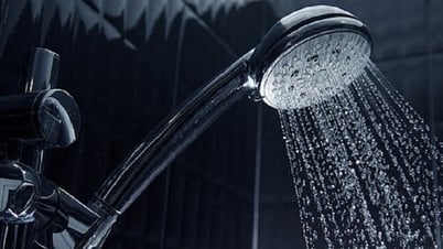Cô gái được bác sĩ khuyên không nên tắm vòi sen vì có thể gây đau tim