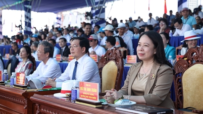 ប្រធានស្តីទី Vo Thi Anh Xuan ចូលរួមពិធីបើកការប្រកួតជើងឯកពិភពលោក UIM F1H2O