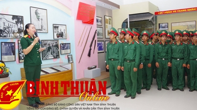 New soldiers visit and learn visually