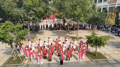 고등학교에서는 지난 6년 동안 토요일에 수업을 하지 않았습니다.