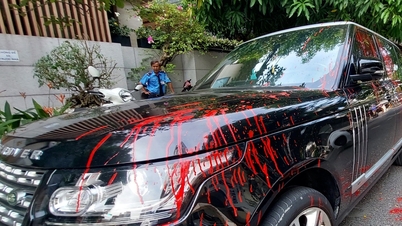 រថយន្ត Range Rover លាបពណ៌ក្រហមនៅទីក្រុង Da Nang