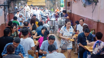 Phở Hà Nội là Di sản quốc gia: Quán nào đông nghẹt, khách xếp hàng lấy số?