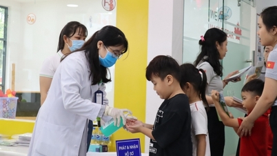 Làm rõ vụ Trung tâm Y tế quận 6 cho điều dưỡng khám sức khỏe học sinh