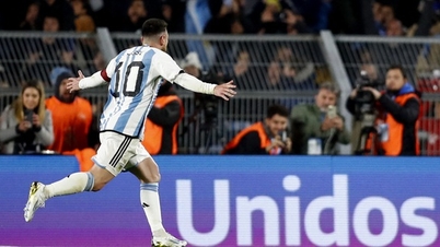 Messi scores a superb free kick to help Argentina defeat Ecuador