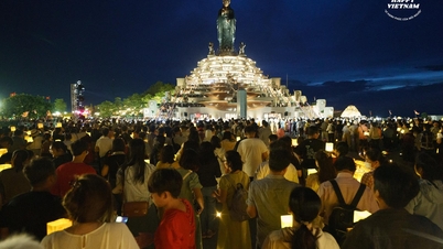 Ceremonia de ofrenda de la linterna sagrada en la montaña Ba Den