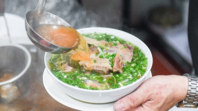 Quán phở bình dân của đầu bếp 9x từng nấu phở gần triệu đồng mỗi tô