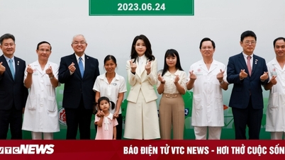 South Korean First Lady 'shoots hearts' during visit to 'For Children's Smiles' facility