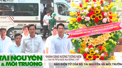 Minister Dang Quoc Khanh offers incense to commemorate heroic martyrs at Dong Loc T-junction relic site