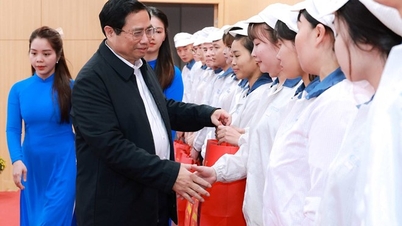 Prime Minister Pham Minh Chinh presents Tet gifts to workers in Hai Duong province