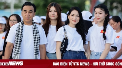 Quyen Linh's two daughters stand out with their sweet beauty on the streets of Nha Trang.