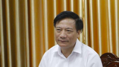 Seeing "a beard of this man stuck on a chin of that woman" but the Director of Thai Binh Department of Education and Training did not clarify the cause