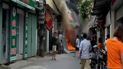 Khói lửa bao trùm mặt tiền dãy ki-ốt ở Hà Nội, người dân hoảng hốt bỏ chạy