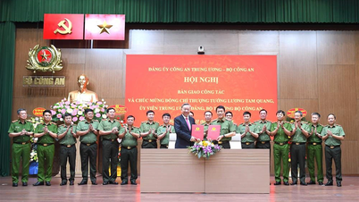 Handover of work between President To Lam and Minister of Public Security Luong Tam Quang