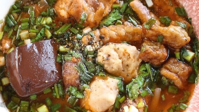ភ្ញៀវ​ធ្វើ​ដំណើរ​ផ្លូវ​ឆ្ងាយ​ដើម្បី​ទទួល​ទាន​គុយទាវ​បង្គា Mantis នៅ Cay Bang ក្នុង​ទីក្រុង Can Gio។