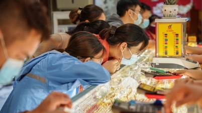 Giá vàng tăng mạnh, nhà đầu tư thận trọng khi mua vàng "lướt sóng"
