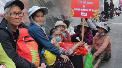 កម្មករក្រីក្រនៅទីក្រុងហូជីមិញ ស្រក់ទឹកភ្នែក ទទួលបានសំបុត្រឡានក្រុង ដោយមិនគិតថ្លៃ ដើម្បីត្រឡប់មកស្រុក Tet