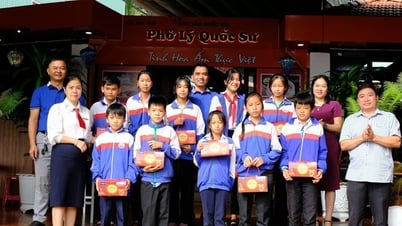 ダクノンの貧しい学生たちは無料のフォーと中秋の贈り物を受け取る