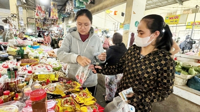 Bà nuôi cháu mất cha mẹ từ mới lọt lòng: Nó đậu đại học tui mừng quá!