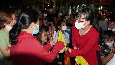 Singing folk songs to invite social insurance payment