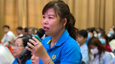 កម្មករ​ចោទ​ប្រកាន់​គោល​នយោបាយ​រង់ចាំ​ការ​គាំទ្រ​នៅ​ក្នុង​រោងចក្រ
