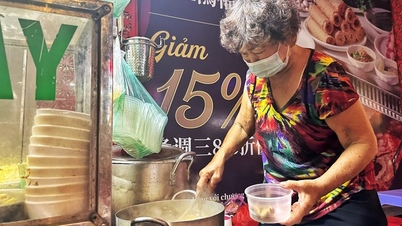 ភ្ញៀវ​ញ៉ាំ​នៅ​ក្បែរ​ចង្ក្រាន​ធ្យូង។