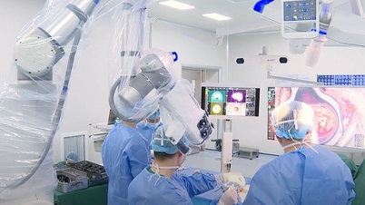 Robot mổ não giúp cô gái yếu liệt 6 năm đi lại được