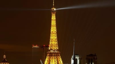 ភ្លើងឆេះនៅប៉ម Eiffel អ្នកទេសចរប្រហែល 1,200 នាក់ត្រូវបានជម្លៀសចេញ