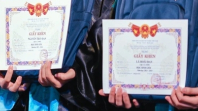 Praise for students who contributed over 100,000 VND and a lesson on the habit of using canvas