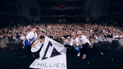 6000 Hanoi audiences were excited at Chillies' live concert "On the clouds"