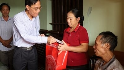 Lãnh đạo tỉnh Thanh Hóa thăm, tặng quà cho người khuyết tật
