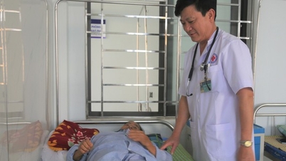 Chuyện bác sĩ noi gương cha theo nghiệp chữa bệnh cứu người ở miền cát trắng