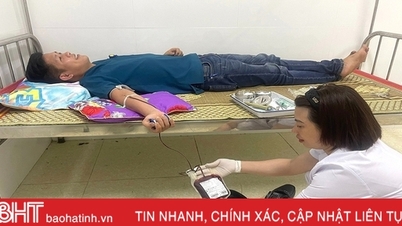 បុគ្គលិកពេទ្យក្រុង Hong Linh ២ នាក់ បានបរិច្ចាកឈាម ដើម្បីសង្គ្រោះជីវិត